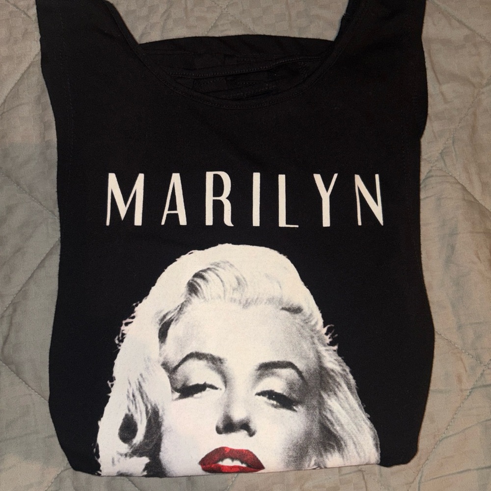 Marilyn Monroe collection
￼ size large
￼ cut off black tank top
￼ mint condition - Picture 13 of 13